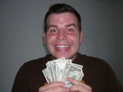 En lycklig man med en solfjäder med pengar i handen